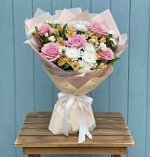 Букет цветов из:  Гвоздики, Орхидеи и Розы в Шульгино