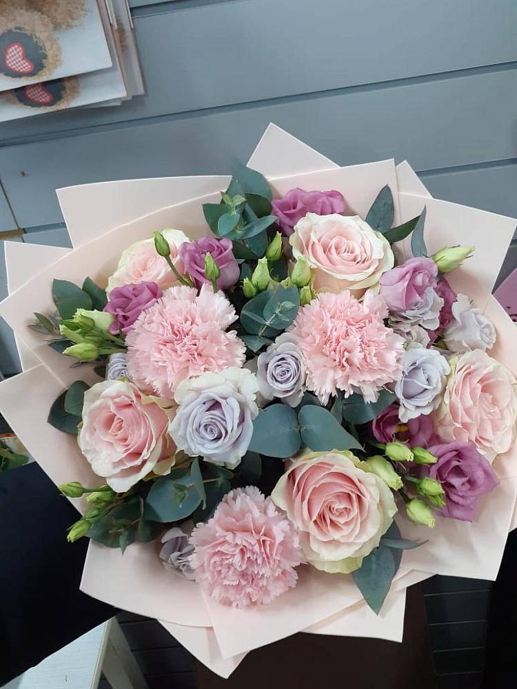 Букет цветов из: Розы, Гвоздики и Лизиантусы в Шульгино